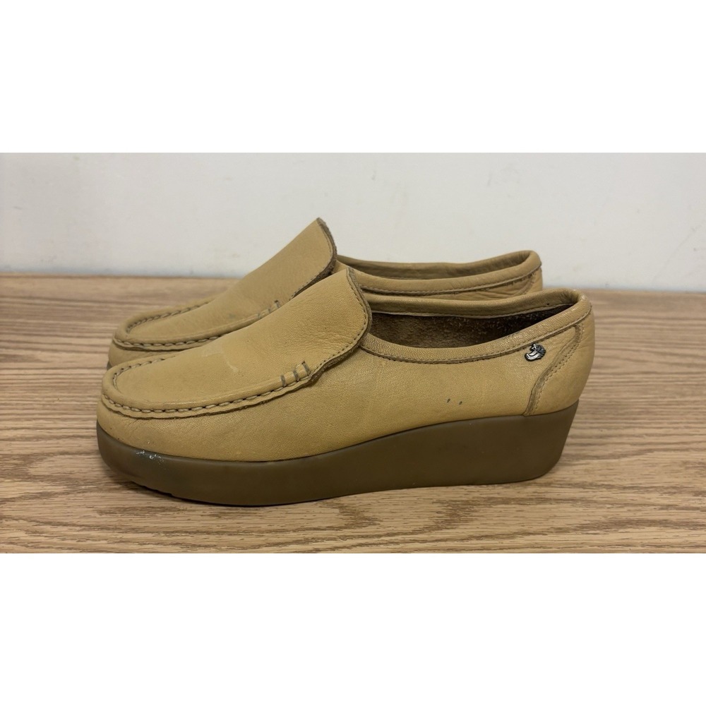 G.H. BASS Women's Y2K Tan Leather Moccasin Style Loafers Size 7.5 Gum Sole